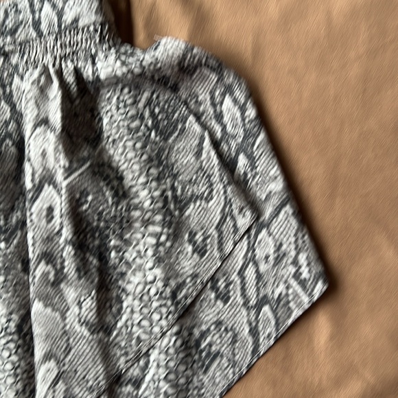BCBG Max Azria mini skirt chiffon snake print zip up side ruffles soft and sexy - Picture 3 of 4